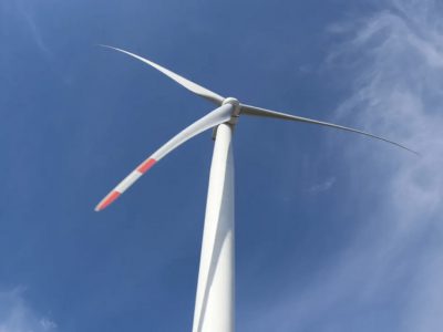 為什么大部分風力發電機都是白色的？