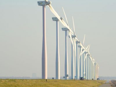 為什么風力發電機都隔得很遠？