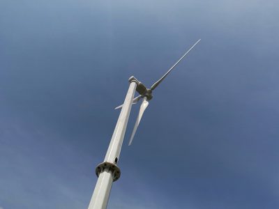 小型家用光伏板和小型風力發電機能同時連接電池嗎？